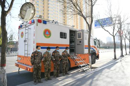 山西省人防辦信息保障中心值守人員肅立默哀，向英雄致敬、愿逝者安息